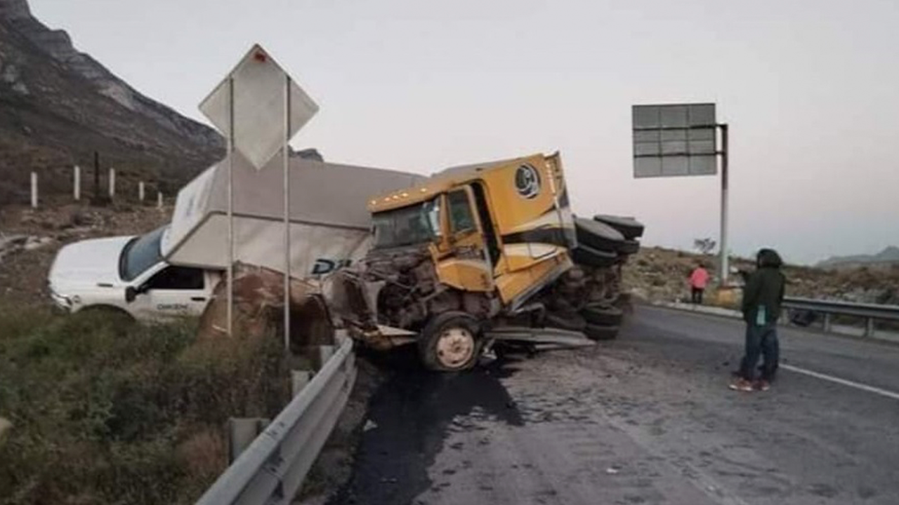 Volcadura de tráiler en la carretera libre Saltillo-Monterrey provoca ...