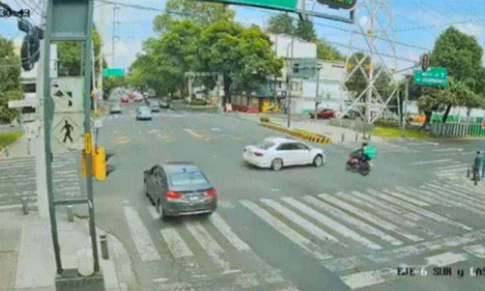 Conductor se salta un alto y choca contra motociclista en la CDMX ...
