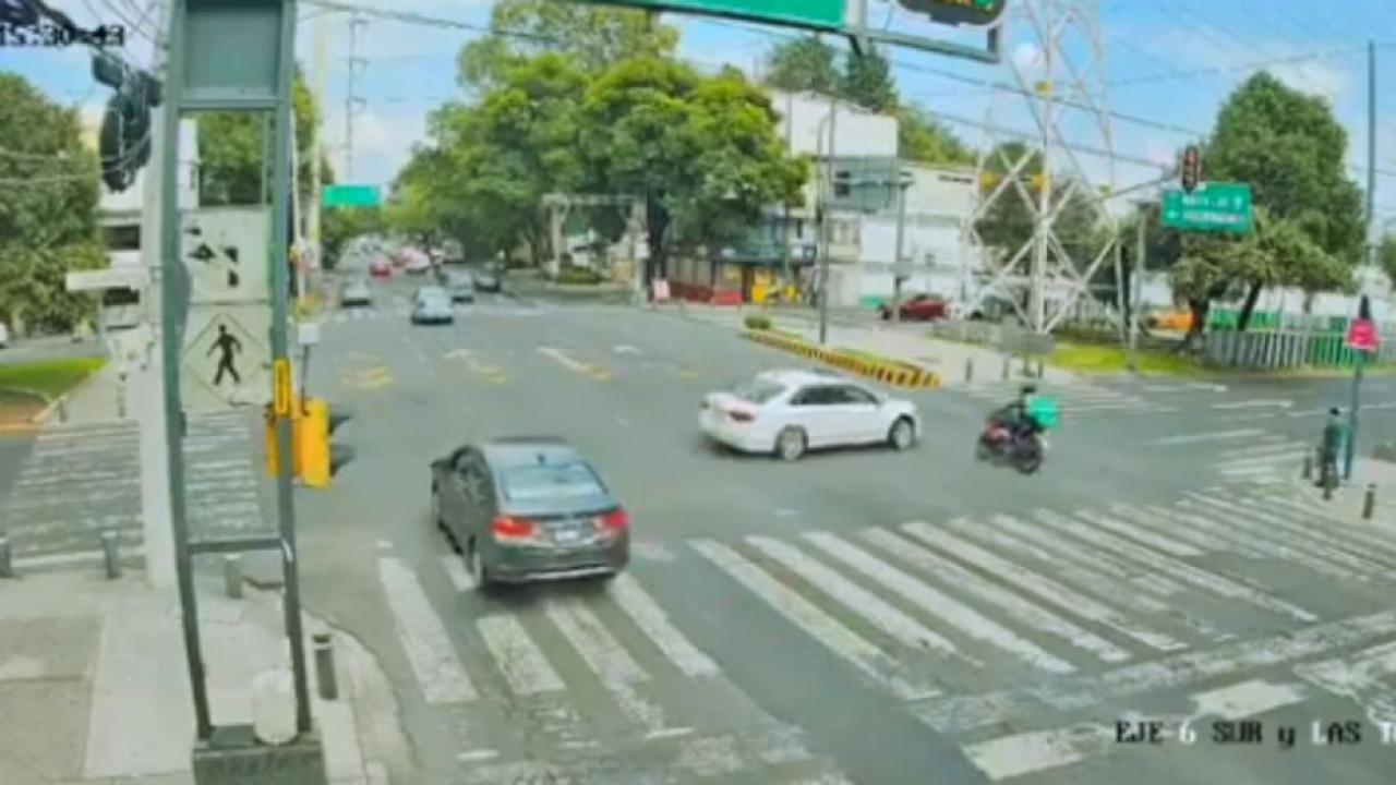 Conductor se salta un alto y choca contra motociclista en la CDMX ...