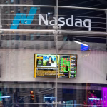 Pantalla de Nasdaq reflejando el crecimiento de las big tech como Amazon, Apple, Alphabet, Microsoft, Nvidia y Meta.