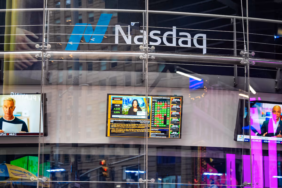 Pantalla de Nasdaq reflejando el crecimiento de las big tech como Amazon, Apple, Alphabet, Microsoft, Nvidia y Meta.